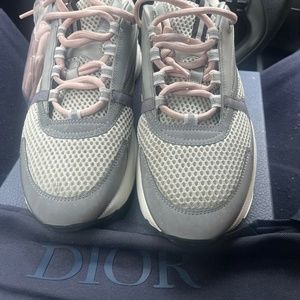 Pre- owned Dior Sneakers B22